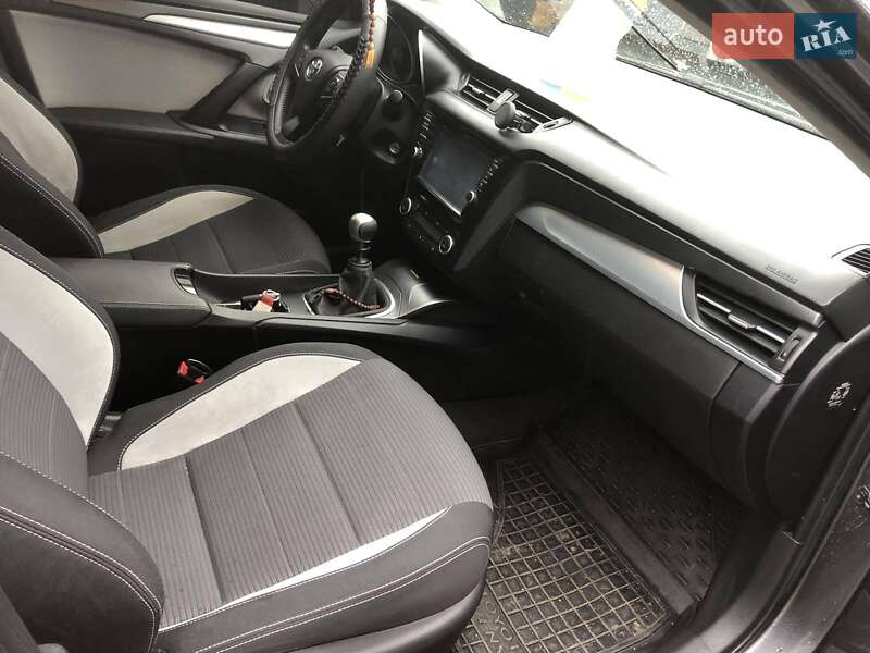 Седан Toyota Avensis 2015 в Лугинах