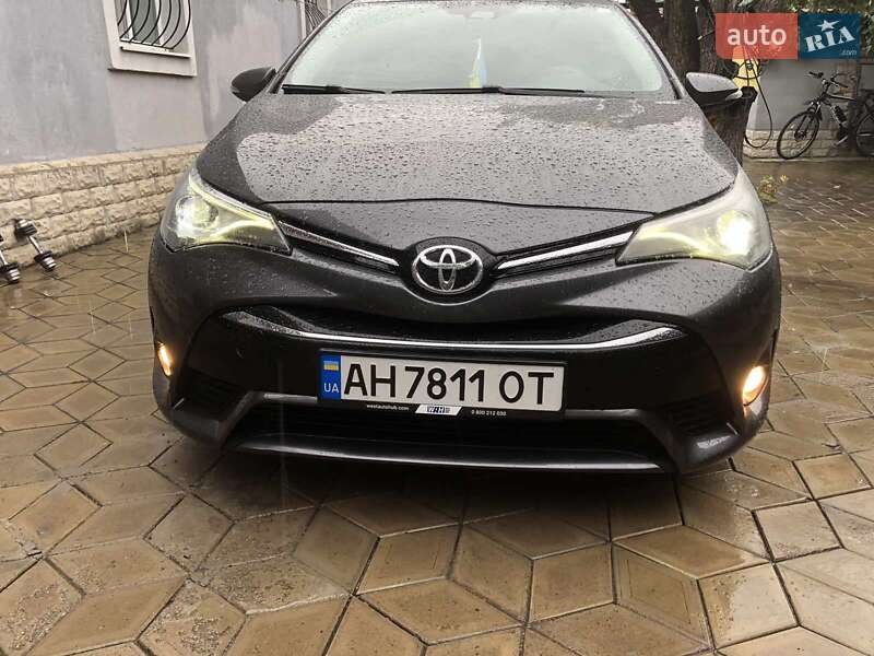 Седан Toyota Avensis 2015 в Лугинах