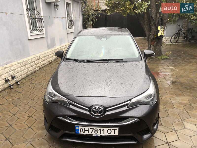 Седан Toyota Avensis 2015 в Лугинах