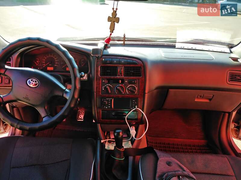 Седан Toyota Avensis 1998 в Одессе
