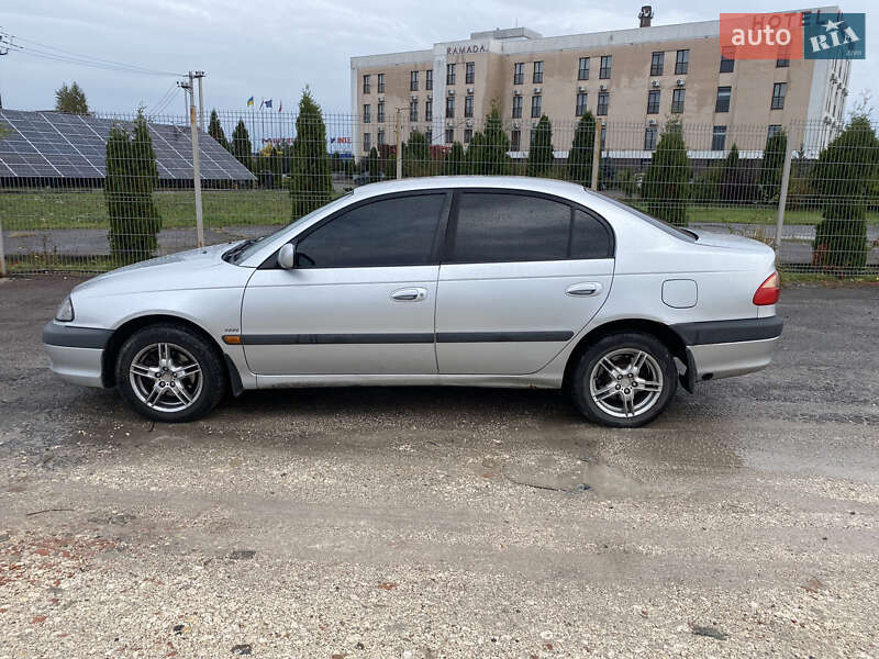 Седан Toyota Avensis 2001 в Львові