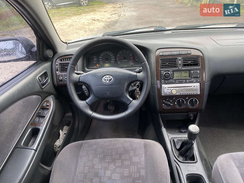 Седан Toyota Avensis 2001 в Львові