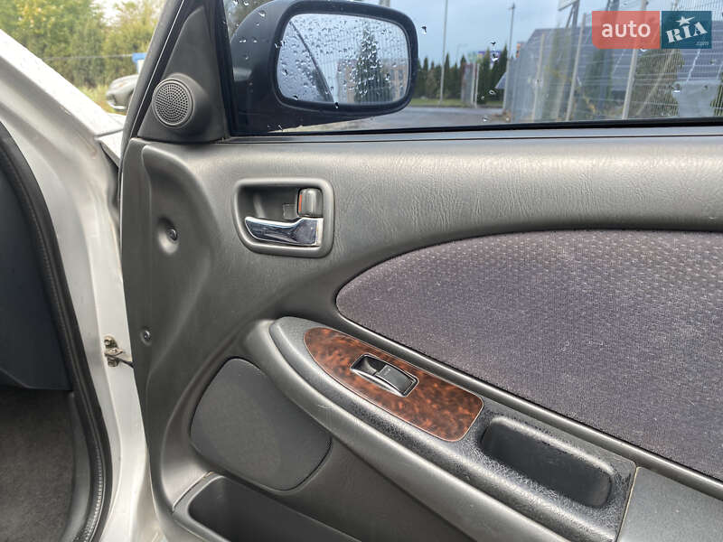 Седан Toyota Avensis 2001 в Львові