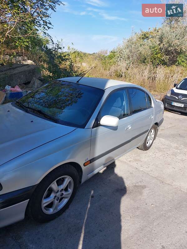 Седан Toyota Avensis 2000 в Одесі