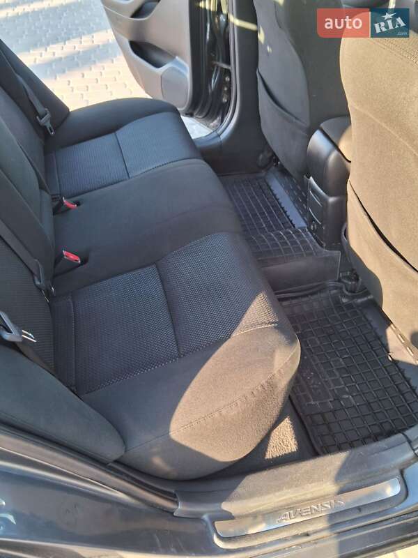 Седан Toyota Avensis 2006 в Львові