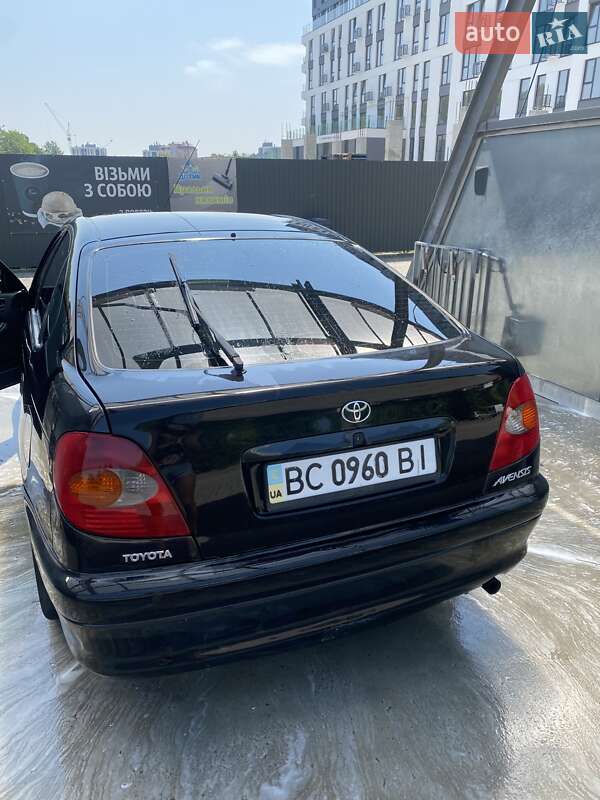 Лифтбек Toyota Avensis 2000 в Львове