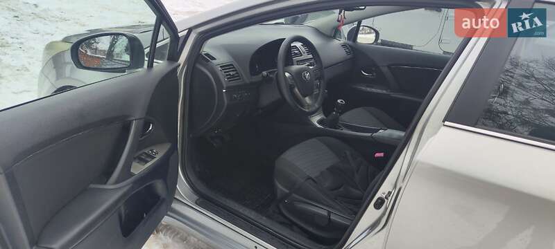 Седан Toyota Avensis 2011 в Львові