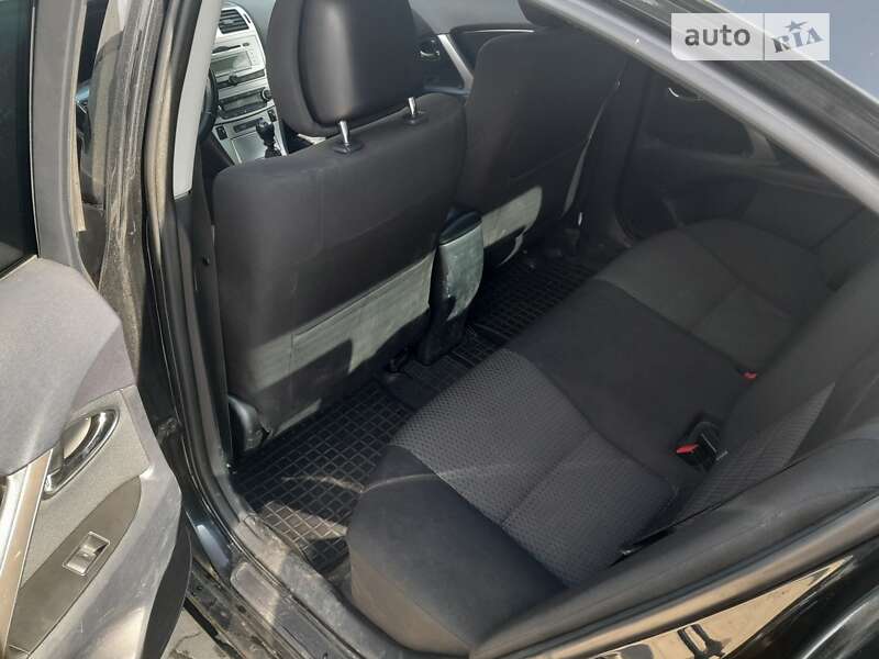 Седан Toyota Avensis 2013 в Дрогобыче