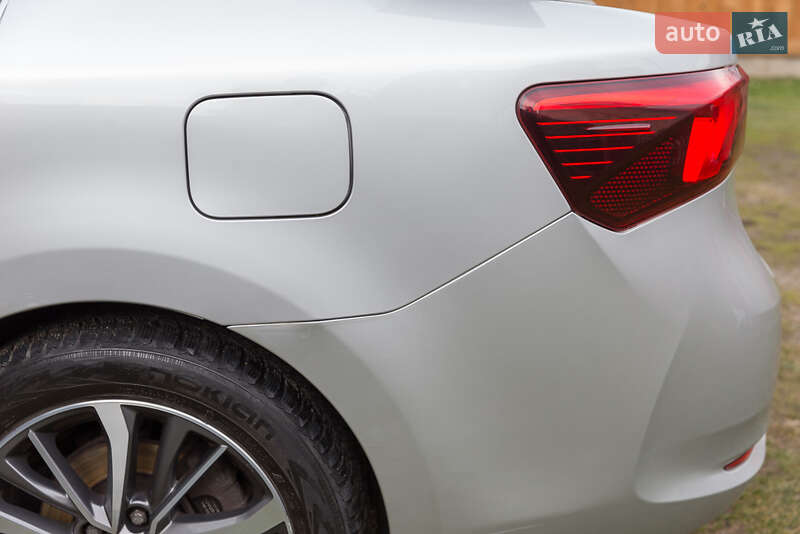 Седан Toyota Avensis 2015 в Дрогобыче