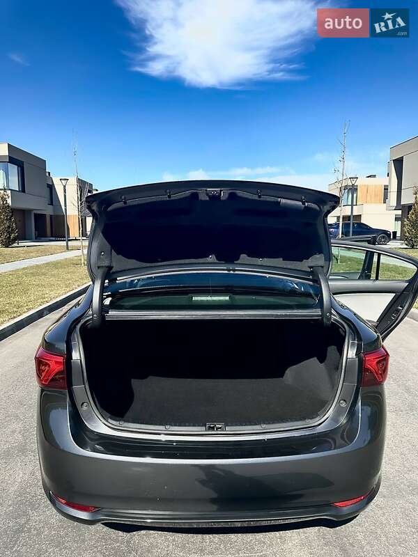 Седан Toyota Avensis 2016 в Днепре