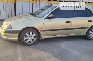 Седан Toyota Avensis 2001 в Днепре