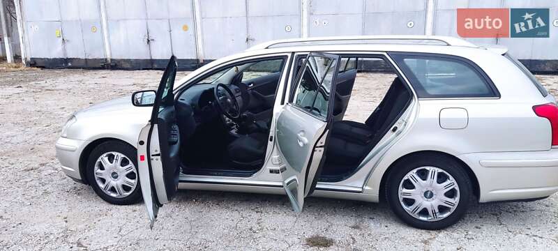 Універсал Toyota Avensis 2004 в Болграді