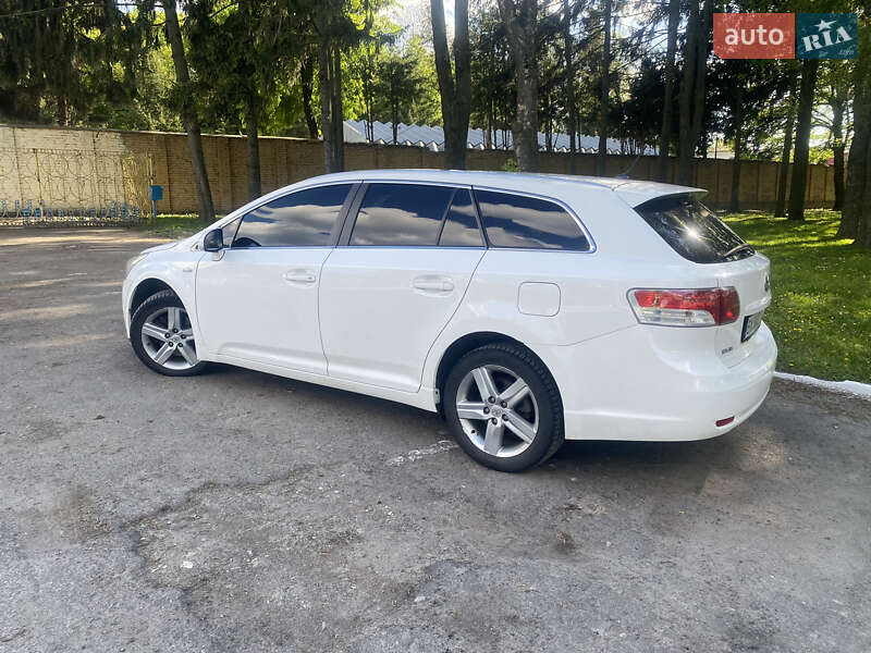 Универсал Toyota Avensis 2010 в Хмельницком