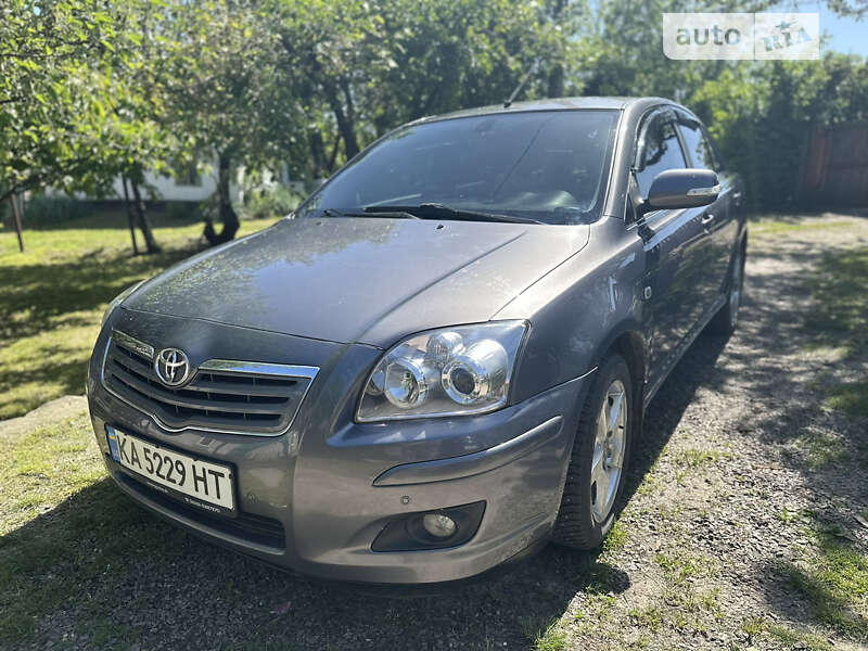 Седан Toyota Avensis 2003 в Каменке