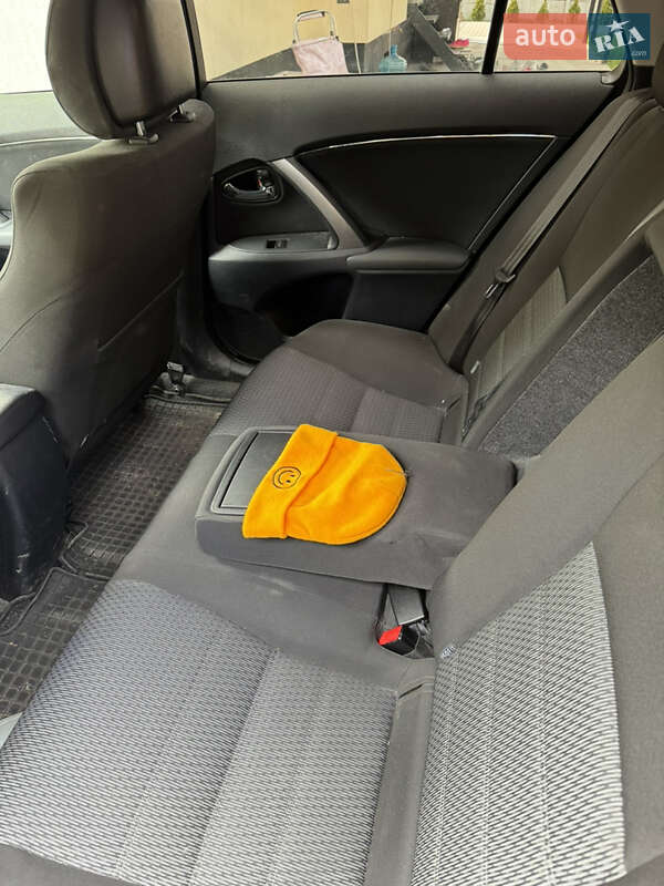 Универсал Toyota Avensis 2012 в Сосновке