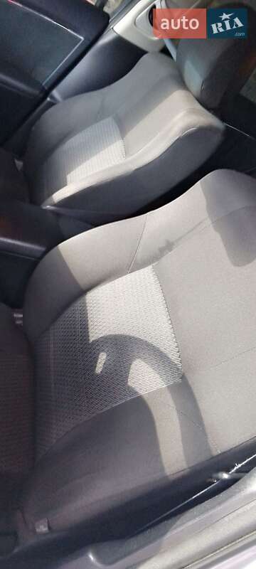 Седан Toyota Avensis 2011 в Пятихатках