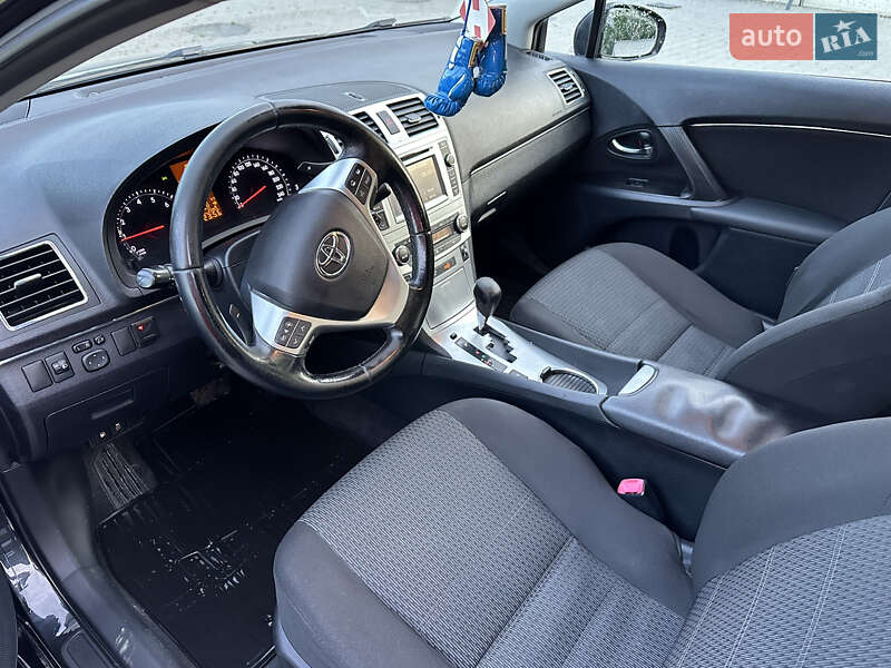 Седан Toyota Avensis 2012 в Кицмани