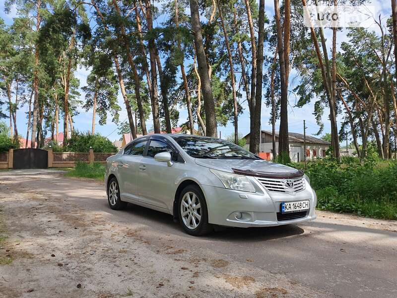 Седан Toyota Avensis 2012 в Чернигове