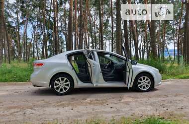 Седан Toyota Avensis 2012 в Чернигове