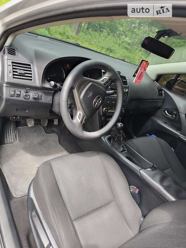 Седан Toyota Avensis 2010 в Кропивницком