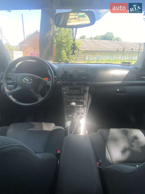 Седан Toyota Avensis 2006 в Карловке