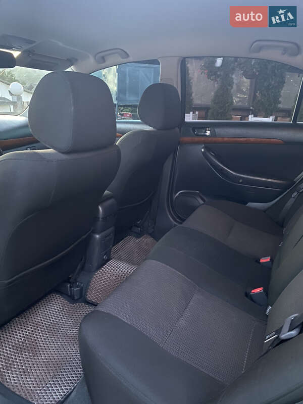 Седан Toyota Avensis 2008 в Лазещине