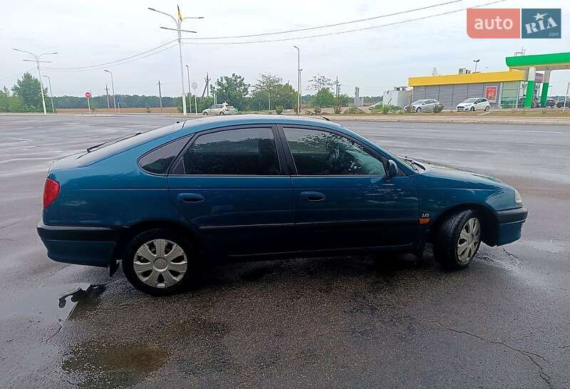 Лифтбек Toyota Avensis 1999 в Измаиле