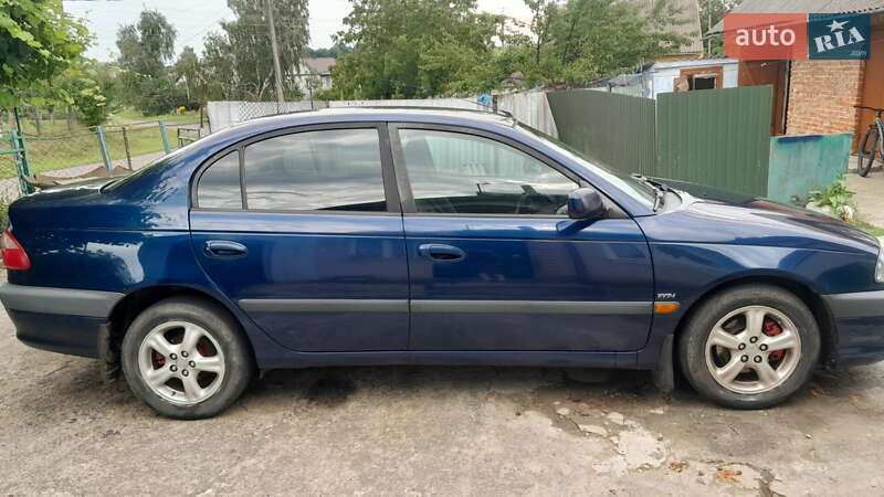 Седан Toyota Avensis 2001 в Луцке