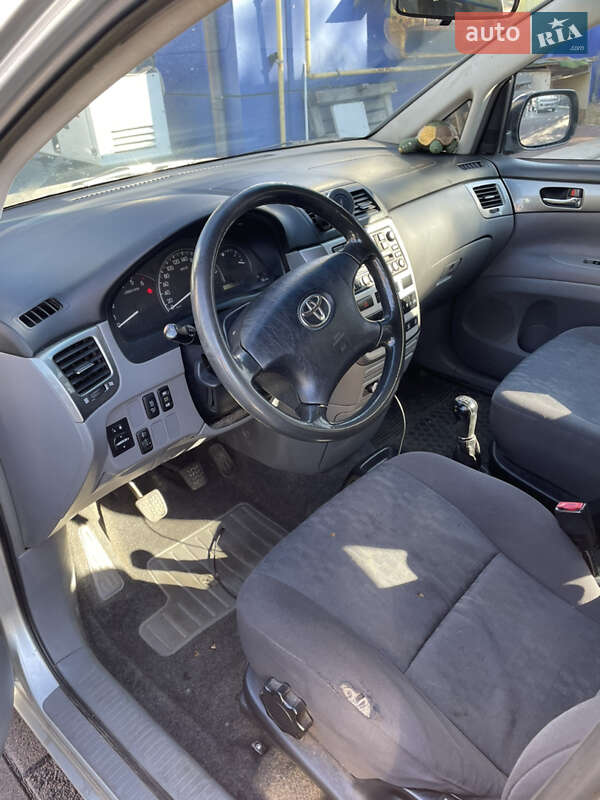 Універсал Toyota Avensis 2001 в Києві