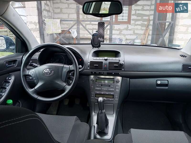 Лифтбек Toyota Avensis 2003 в Остроге
