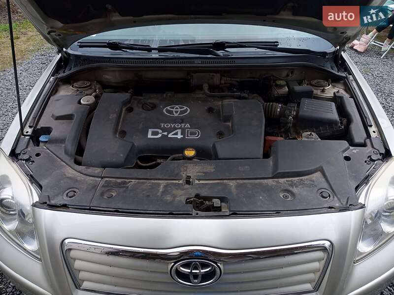 Лифтбек Toyota Avensis 2003 в Остроге