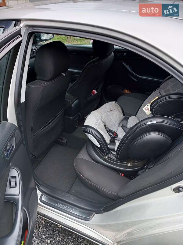 Лифтбек Toyota Avensis 2003 в Остроге