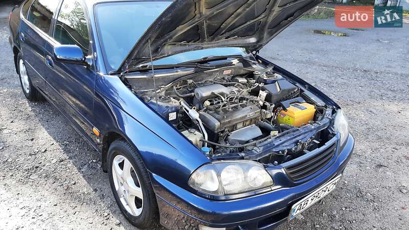 Ліфтбек Toyota Avensis 1999 в Бару