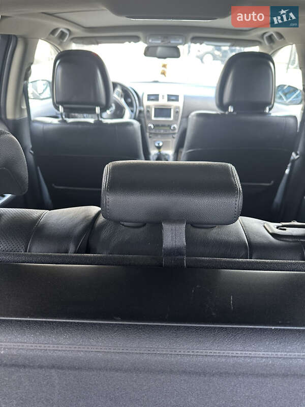 Універсал Toyota Avensis 2012 в Шепетівці