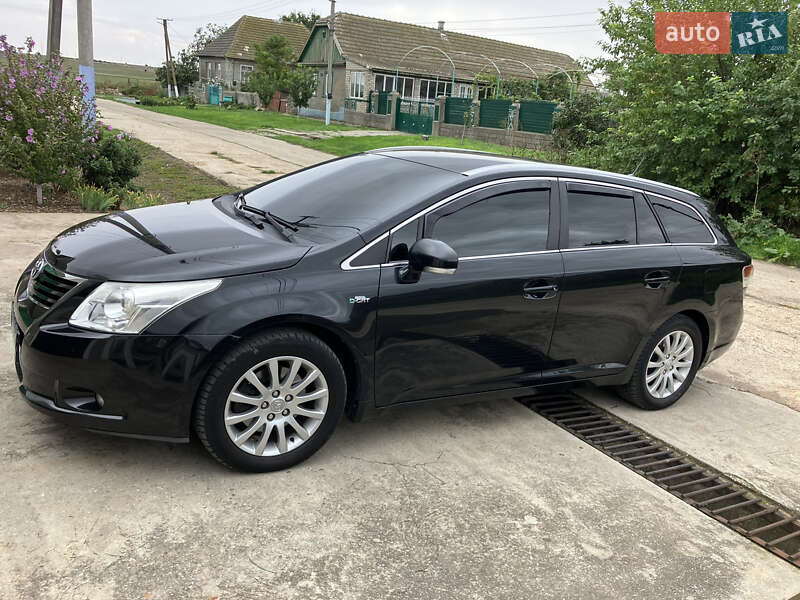 Универсал Toyota Avensis 2010 в Сарате