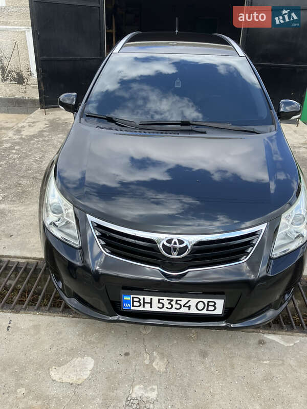 Универсал Toyota Avensis 2010 в Сарате