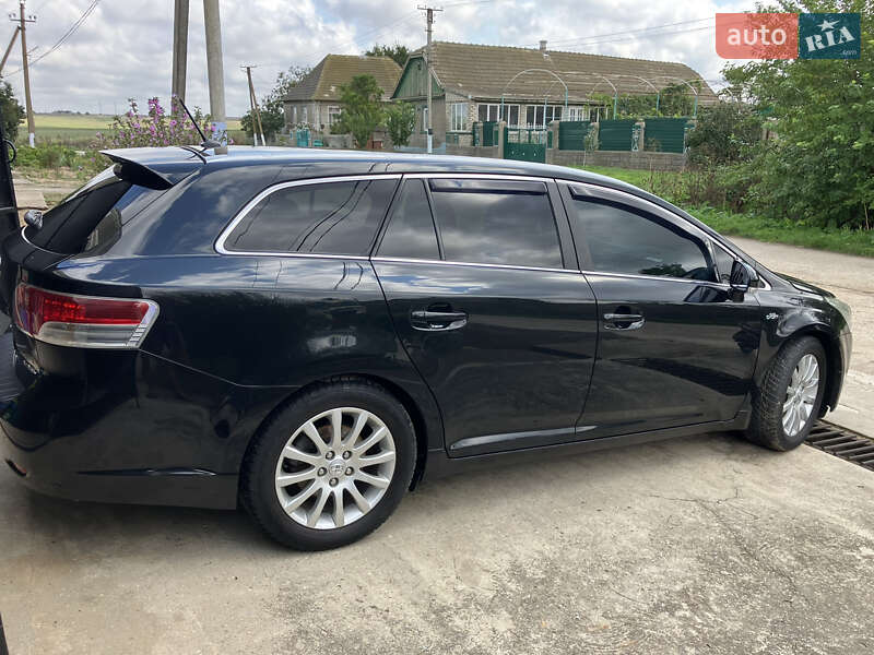 Универсал Toyota Avensis 2010 в Сарате