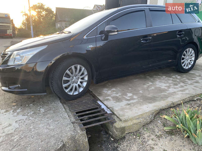 Универсал Toyota Avensis 2010 в Сарате