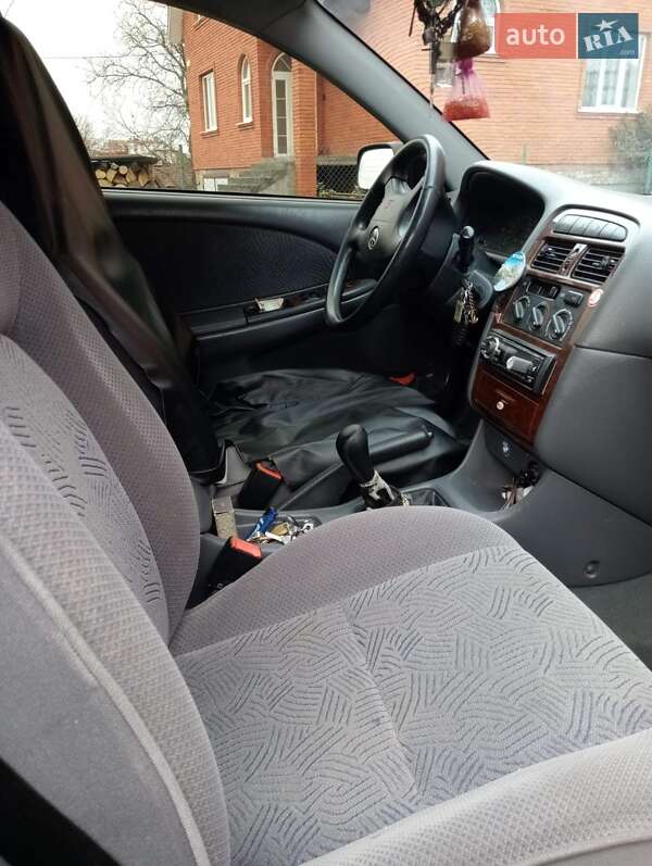 Седан Toyota Avensis 2000 в Львове