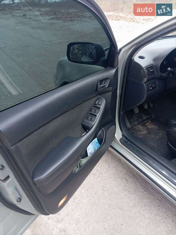 Универсал Toyota Avensis 2004 в Баре фото 10 Универсал Toyota Avensis 2004 в Баре