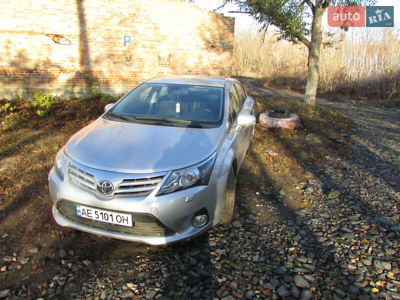 Седан Toyota Avensis 2013 в Днепре