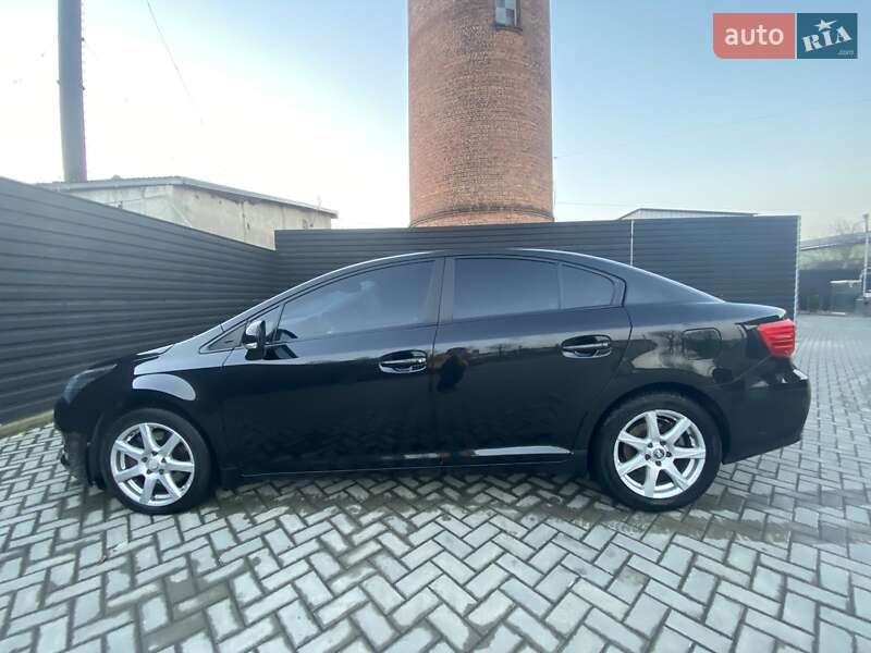 Седан Toyota Avensis 2014 в Івано-Франківську