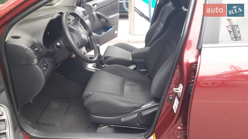 Седан Toyota Avensis 2004 в Днепре