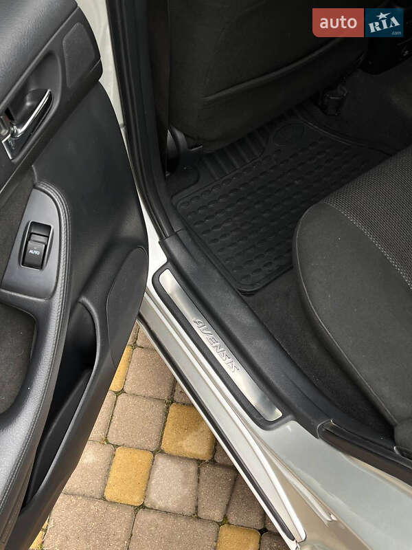 Универсал Toyota Avensis 2005 в Черновцах