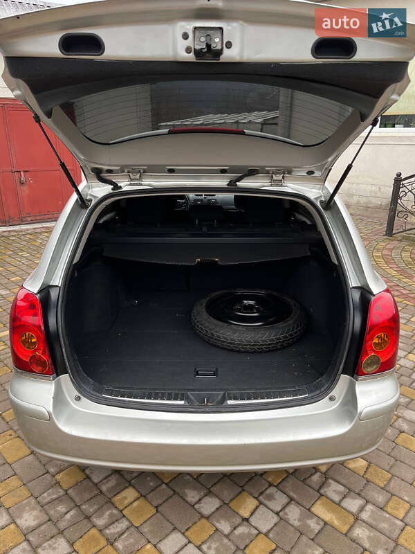 Универсал Toyota Avensis 2005 в Черновцах