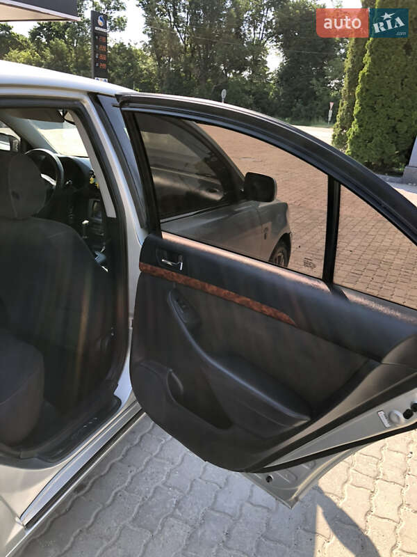 Седан Toyota Avensis 2005 в Черновцах