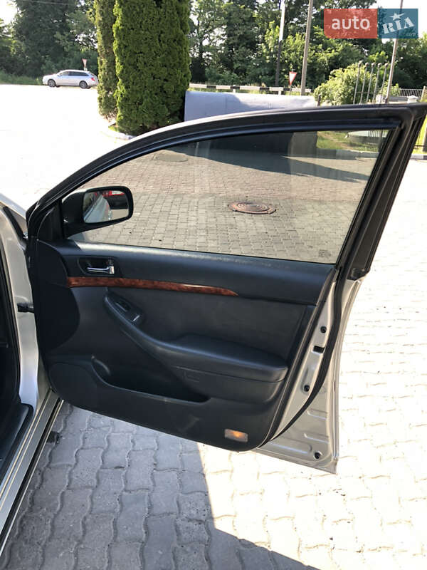 Седан Toyota Avensis 2005 в Черновцах