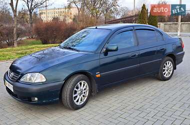 Седан Toyota Avensis 2000 в Болграде