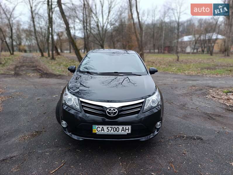 Седан Toyota Avensis 2014 в Каменке