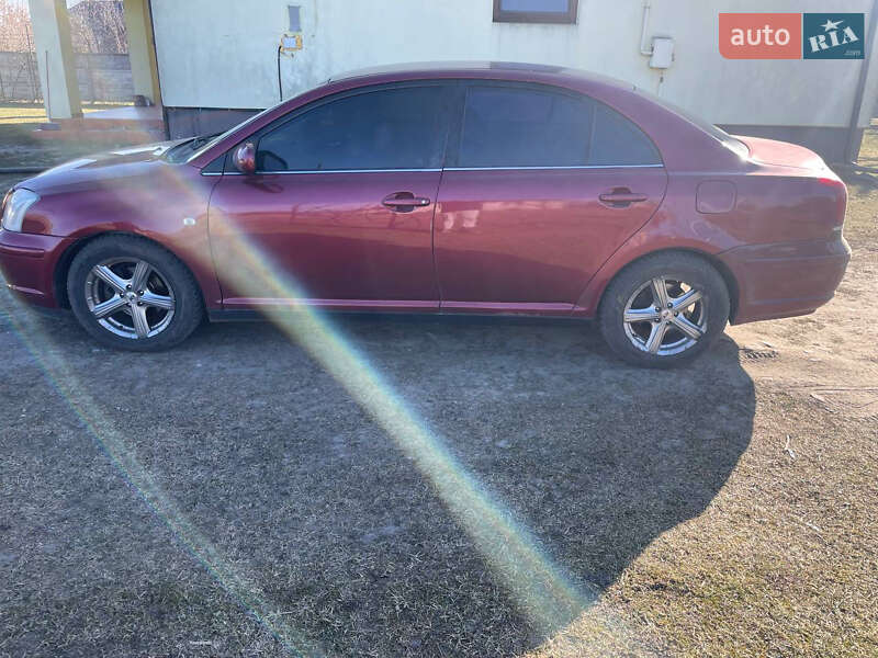 Седан Toyota Avensis 2004 в Жовкве